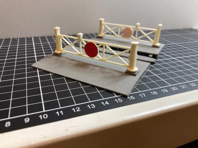 Hornby R629 single track level crossing with gates. Unboxed.