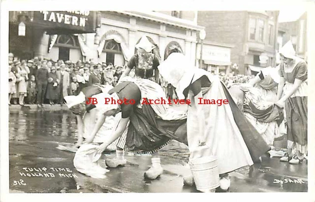 MI, Holland, Michigan, RPPC, Tulip Time, Dutch Women Washing Road, Du Saar Photo