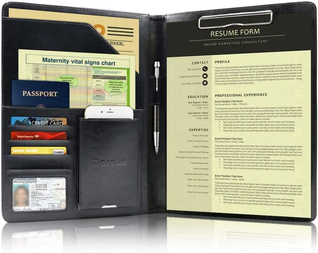 Un portafolio ejecutivo de cuero negro abierto, que cuenta con ranuras para tarjetas de crédito, bolsillos para documentos, una funda para el teléfono, un sujetador para bolígrafo y una portapapeles integrada que sostiene un currículum.