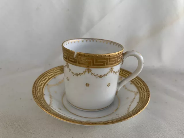 Schöne Nymphenburg Jugendstil Moccatasse mit Gold-Blumenkränzen, beschädigt