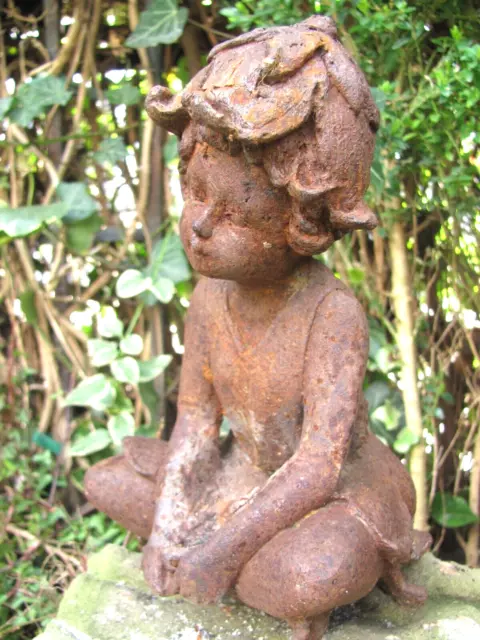 Statuetta da giardino ""Elfi fiori seduti"" ghisa con patina a ruggine naturale - antigelo