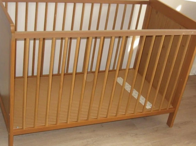 chambre enfant Lit bébé + commode table a langer + Armoire  bon état