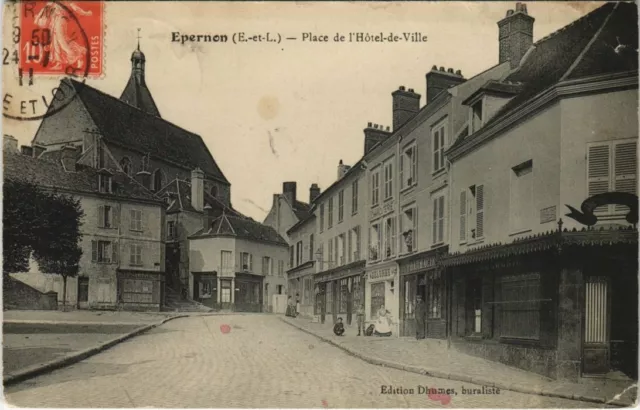 CPA ÉPERNON-Place de I'Hotel de Ville (128692)