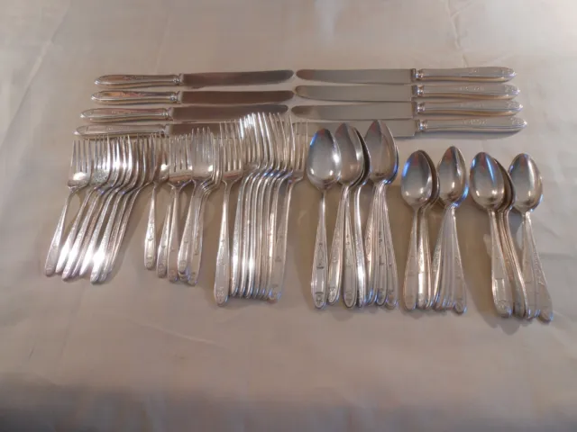 Oneida Community "Grosvenor" Silverplated Dinner Set - Service For 8