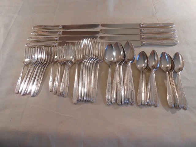 Oneida Community "Grosvenor" Silverplated Dinner Set - Service For 8