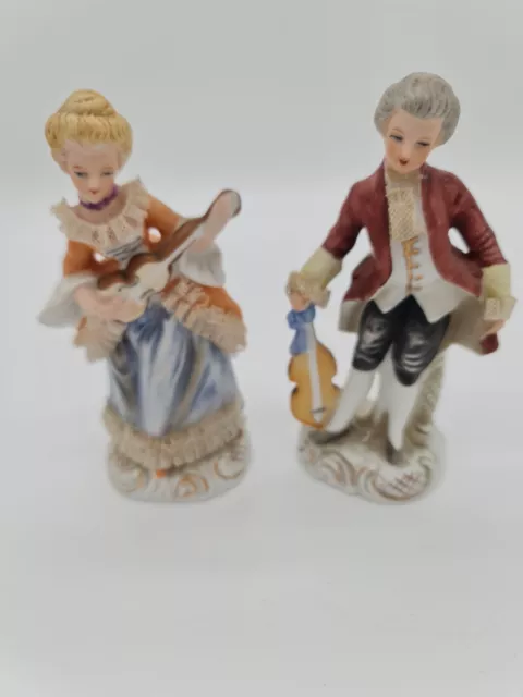 Couple de figurines en porcelaine violinistes