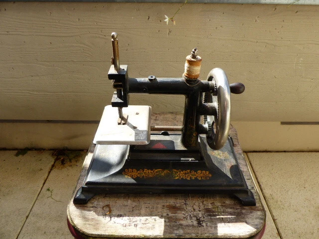 Machine à coudre ancienne année 1900 G. Magdelain rue de 97 - France