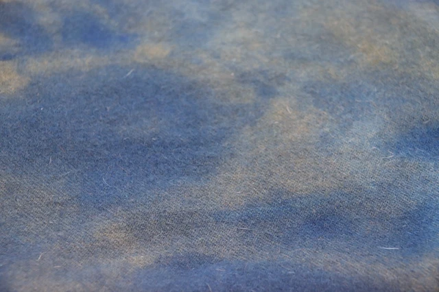 ALFOMBRA TEÑIDA A MANO DE AGUA DE MAR LANA ENGANCHADA más de 1/8 yarda azul Cur manchado