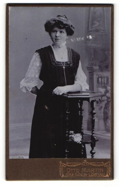 Fotografie Otto Martin, Dresden-Löbtau, Portrait bezaubernde junge Dame mit Dut