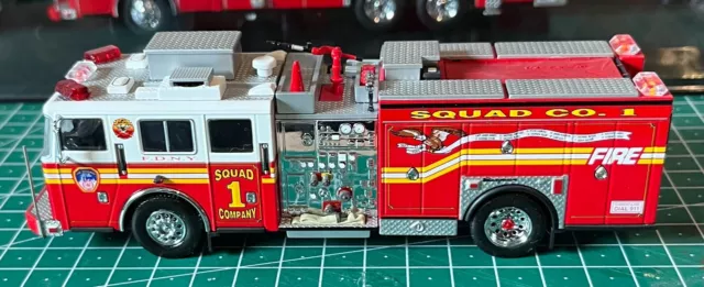 FDNY Squad 1 Code 3 Scale 1:64 Firefighter Feuerwehr