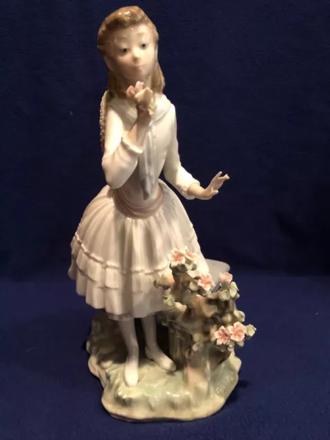 LLADRO 1313 "EXQUISITE SCENT"  Glossy Porcelain 11" TALL Made in Spain