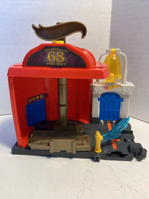 Hot Wheels City Downtown Fire Station Spinout Playset Car FMY96