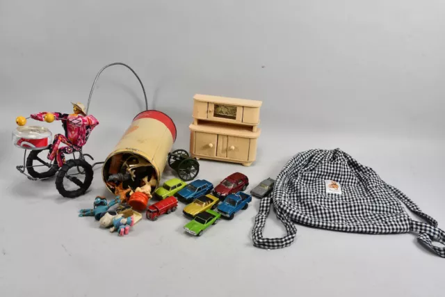 B59H12- Konvolut alte Spielsachen, ua Matchbox Autos, Puppenstuben Büffet