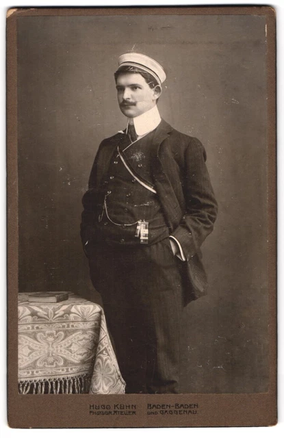 Fotografie Hugo Kühn, Baden-Baden, Student im Anzug mit Couleur und Zipfel posi