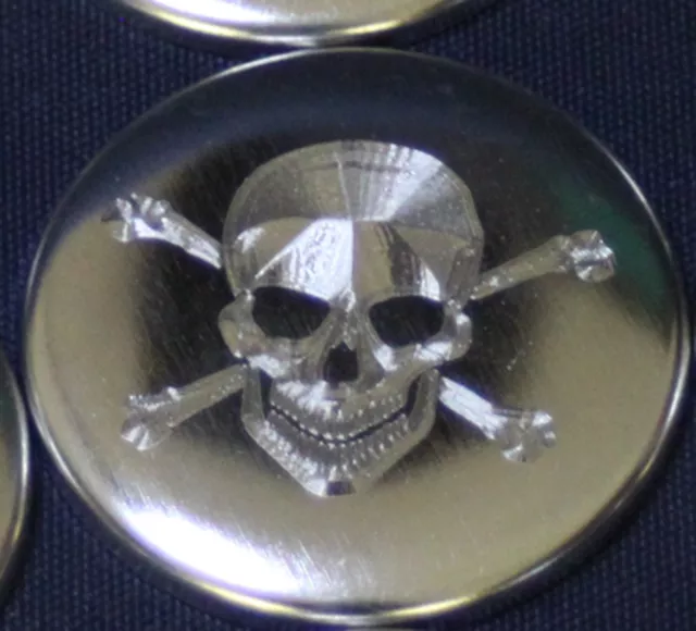 Badge gravé  Ø25mm Tête de Mort Skull gravure couleur métal