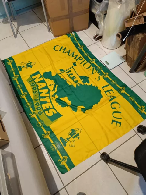 très grand ECHARPE  FOULARD  drapeau FC NANTES champion de ligue 1995 1m36 97 cm