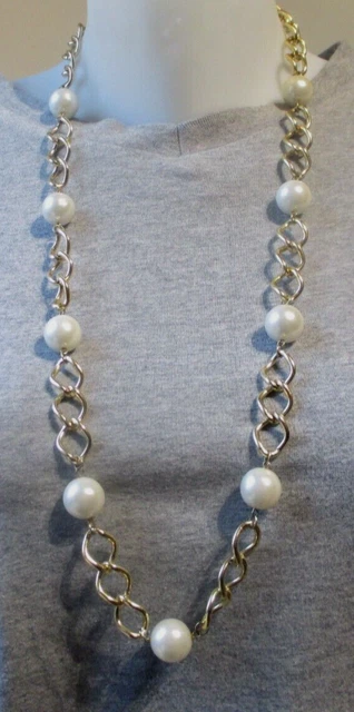 Sautoir en acier doré et perles blanches