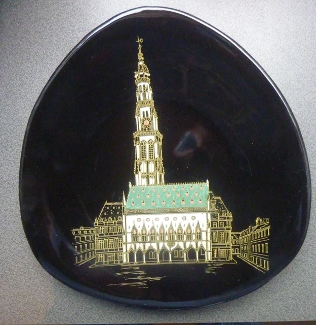 BELLE ANCIENNE ASSIETTE CERAMIQUE de LONGWY NOIRE au centre BEFFROI d'ARRAS