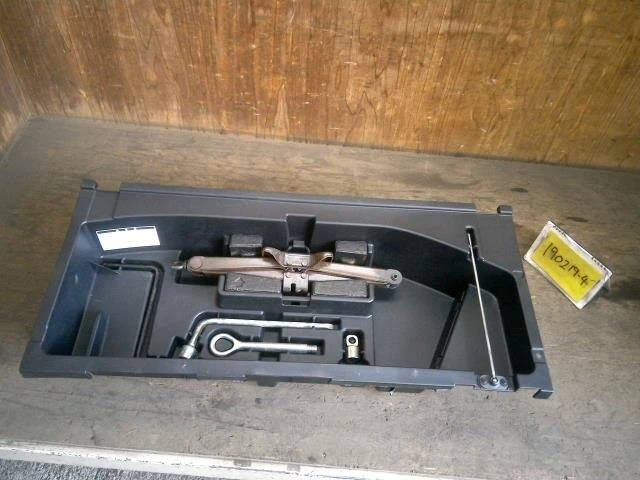 TOYOTA Harrier 2004 CBA-MCU30W Kit attrezzi [usato] [PA19457063]