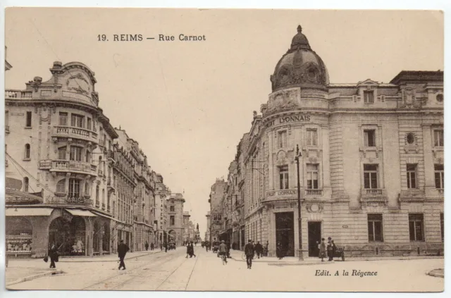 REIMS - Marne - CPA 51 - les rues - la rue Carnot - le crédit Lyonnais