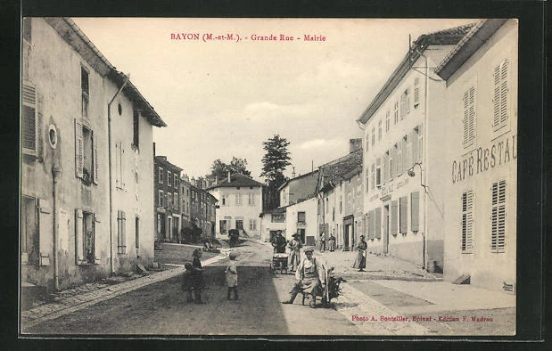 CPA Byon, Grande Rue et la Mairie