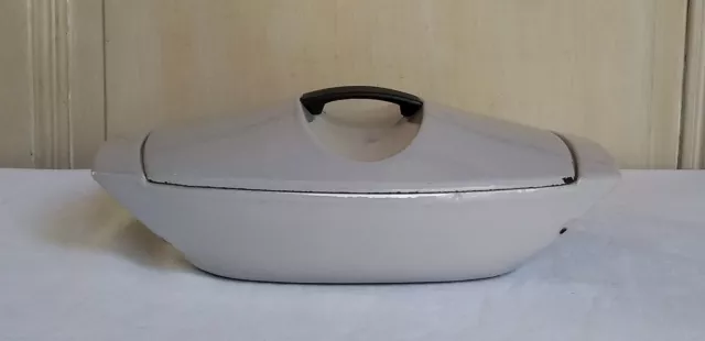 Le Creuset - Cocotte basse Raymond Loewy couleur mauve fonte émaillée vintage