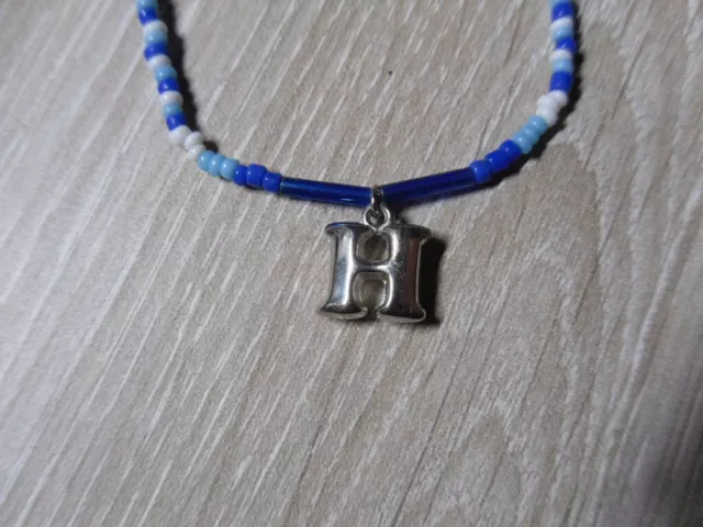 collier ras de cou en petites perles bleues et pendentif initiale H