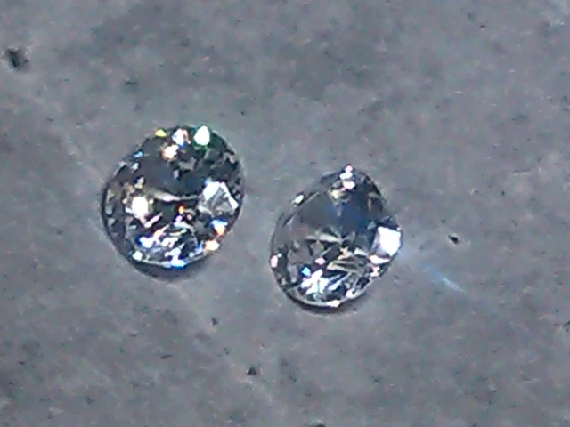 LOT -1+1 anciens  diamants ronds 0,20 cts . dont 1 gratuit  à retailler
