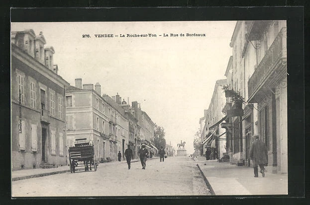 CPA La Roche-sur-Yon, La Rue de Bordeaux, street view