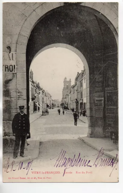VITRY LE FRANCOIS - Marne - CPA 51 - la rue du pont - l'entrée