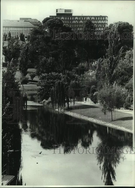 1976 Press Photo Commercial center near River Torrens and parkland, Australia