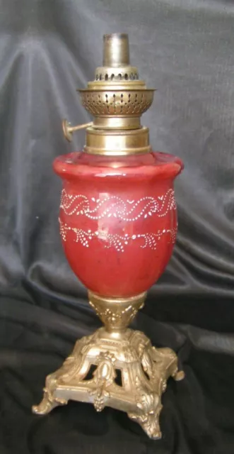 ANCIENNE LAMPE A PETROLE EN VERRE EMAILLE COULEUR ROSE PIED EN REGULE / XIXe