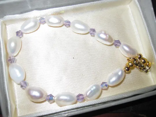 Beautiful white Freshwater Pearl  With Faceted Crystal Bead Handmade Bracelet