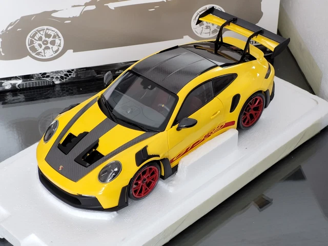 PORSCHE 911 (992) GT3 Rs Weissach Pacchetto 2024 Giallo Modello 1:18 PORSCHE 911 (992) GT3 Rs Weissach Pacchetto 2024 Giallo Modello 1:18