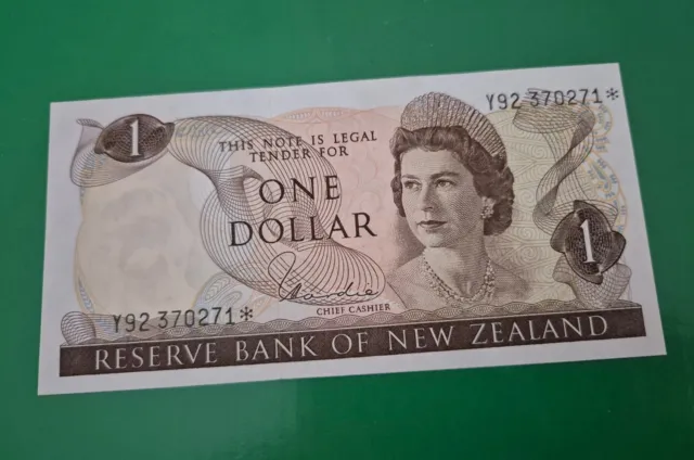 1977-1981  New Zealand Hardie   $1 One Dollar *Star Note   aUNC    Y92 370271*