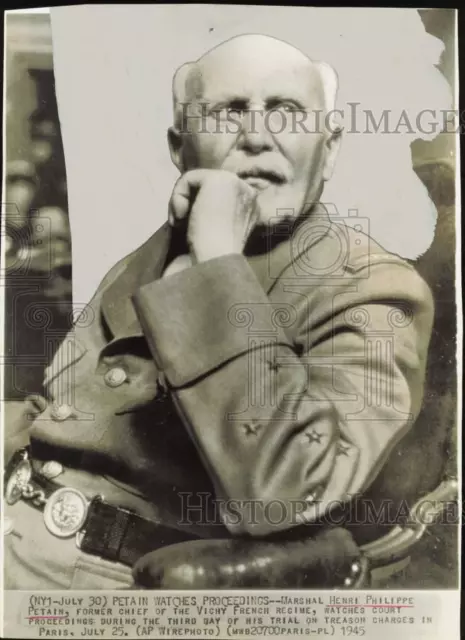 1945 Press Photo Henri Petain watches his treason trial proceedings in Paris.