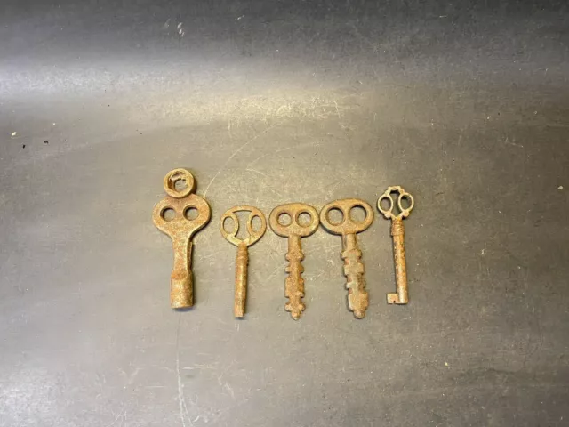 Vintage Lot of 5 Cast Iron & Steel Assorted Skeleton Key Collection