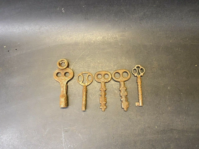Vintage Lot of 5 Cast Iron & Steel Assorted Skeleton Key Collection