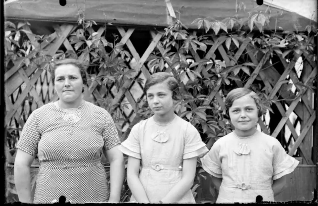 Portrait famille femme + petites filles   ancien négatif photo verre an. 1940