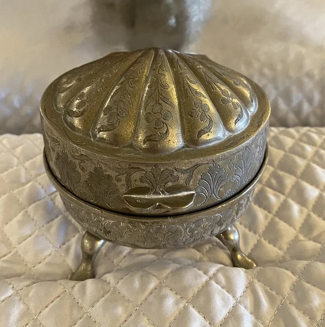 Fred Zimbalist Silver Nickle Swiss Thornes Clam Shell Music Box 4”Wx4”H - WORKS! Fred Zimbalist Silver Nickle Swiss Thornes Clam Shell Music Box 4”Wx4”H - WORKS!