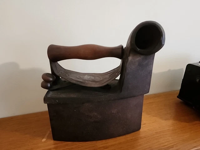 FER À REPASSER à pastilles méta - BRITISH BOUDOIR IRON EUR 25,00 FER À REPASSER à pastilles méta - BRITISH BOUDOIR IRON EUR 25,00