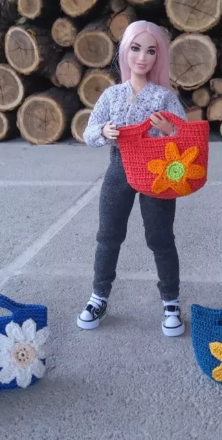 Borsa Flowerbag di pregiato cotone realizzata a mano all'uncinetto per Barbie