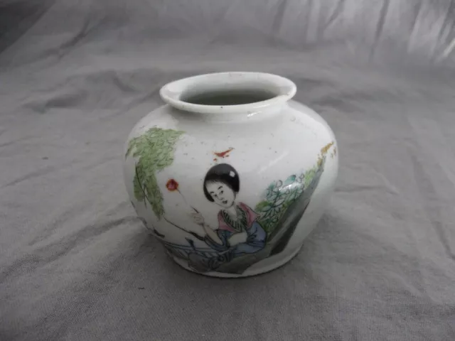 Très beau petit vase en porcelaine de Chine Beau décor avec inscription XIXeme ?