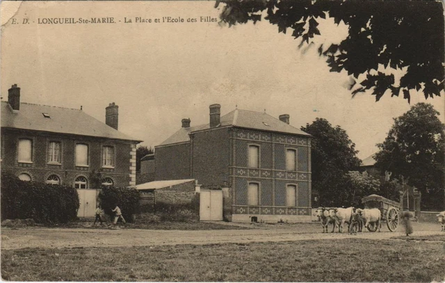 CPA LONGIL-SAINTE-MARIE La Place et l'Ecole des Filles (1208196)