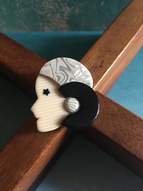 Broche Vintage LEA STEIN - Ronde, Sérigraphie Tête De Femme - Occasion