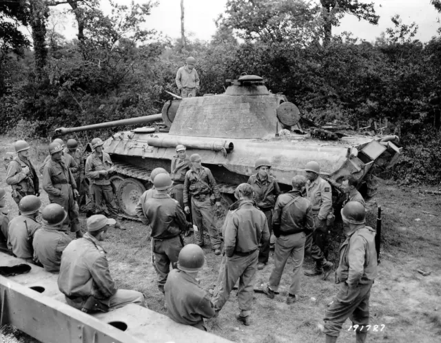 WW2 Photo WWII Knocked Out German Panther Tank  Pzkpfw. V  World War Two / 4170