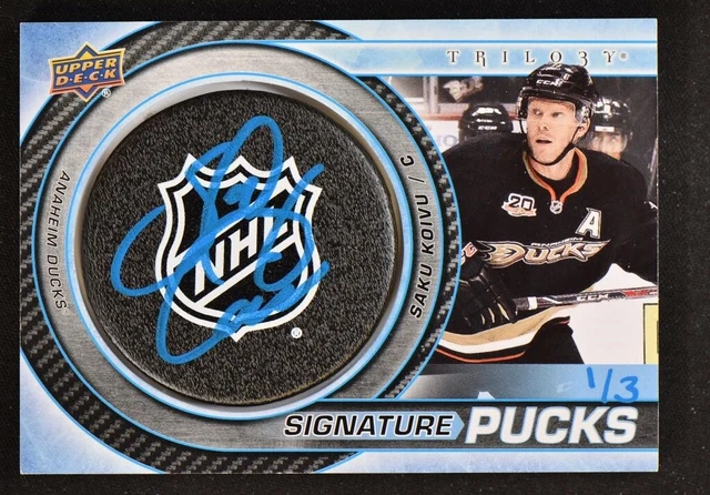 2022-23 Trilogy Signature Pucks NHL Shield Logo Auto Relic #SP-SK Saku Koivu 1/3