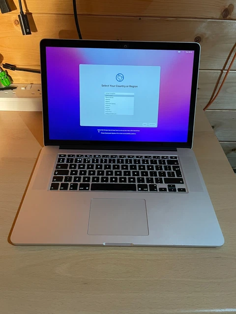 Apple MacBook Pro fine 2015 2,2 GHz Core i7, 16 GB, 256 GB unità di memoria a stato solido