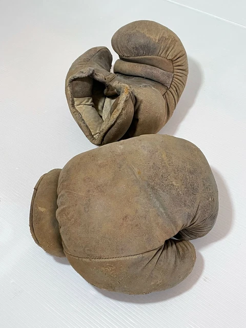 ANCIENNE PAIRE DE GANTS DE BOXE EN CUIR  Vintage