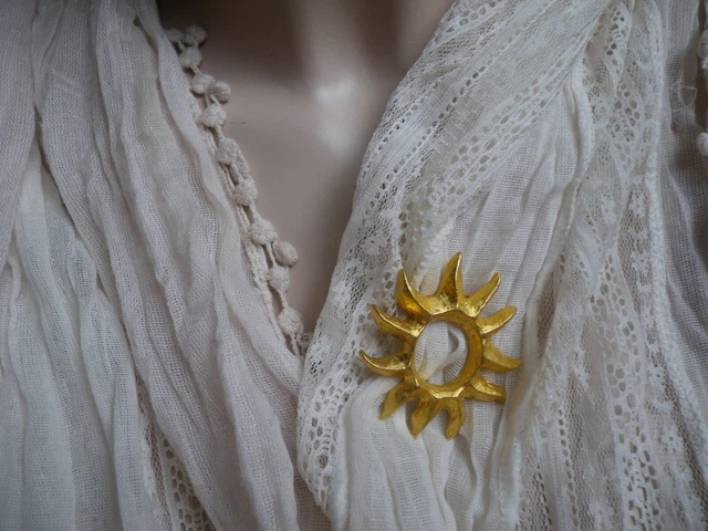 Broche Ou Pendentif Vintage LANCOME PARIS Forme Soleil En Métal Doré - Occasion